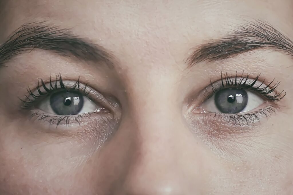 woman eyes