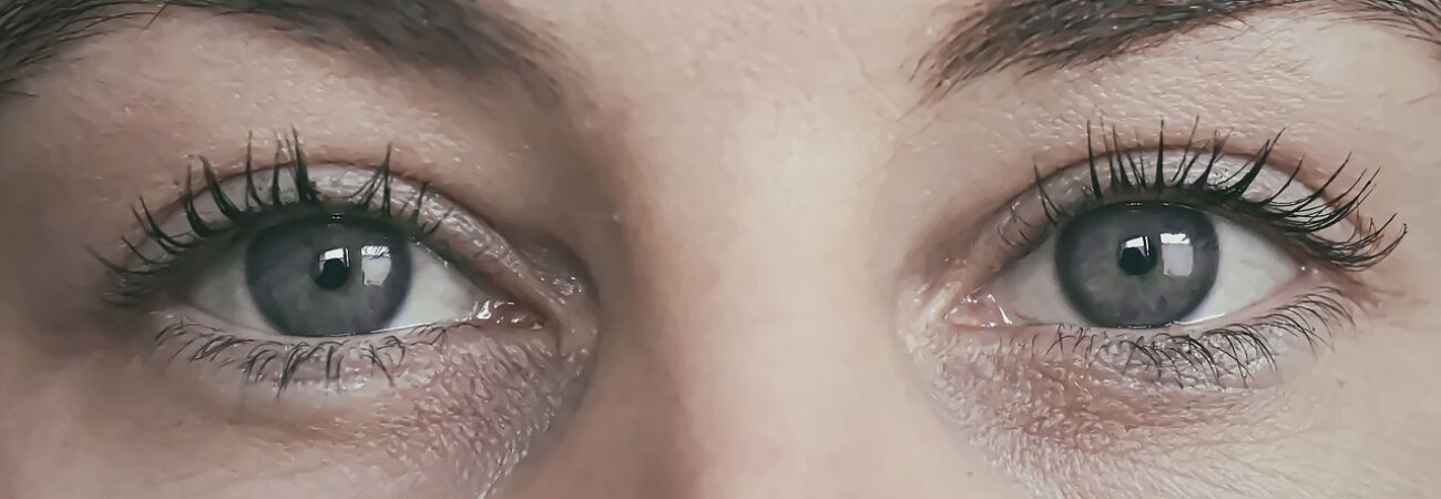 woman eyes